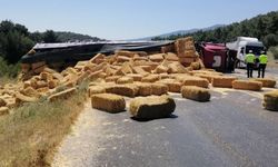 Saman yüklü tır devrildi, yol ulaşıma kapandı