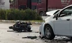 Ters şeritten gelen araç motosikletle kafa kafaya çarpıştı; 1 ölü 1 yaralı