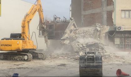 Denizli'de Hasar Alan İş Yeri Kontrollü Olarak Yıkıldı