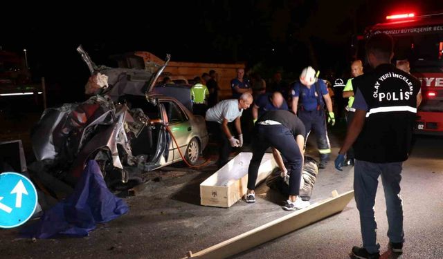 Yön tabelasına çarparak hurdaya dönen otomobilin sürücüsü öldü