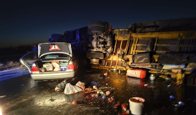 Devrilen tırın dorsesine çarpan otomobilde 1 kişi öldü, 3 kişi yaralandı