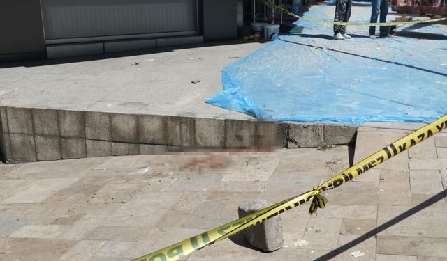 Silahla vurduğu yaralıya yerde yatarken tekme attı