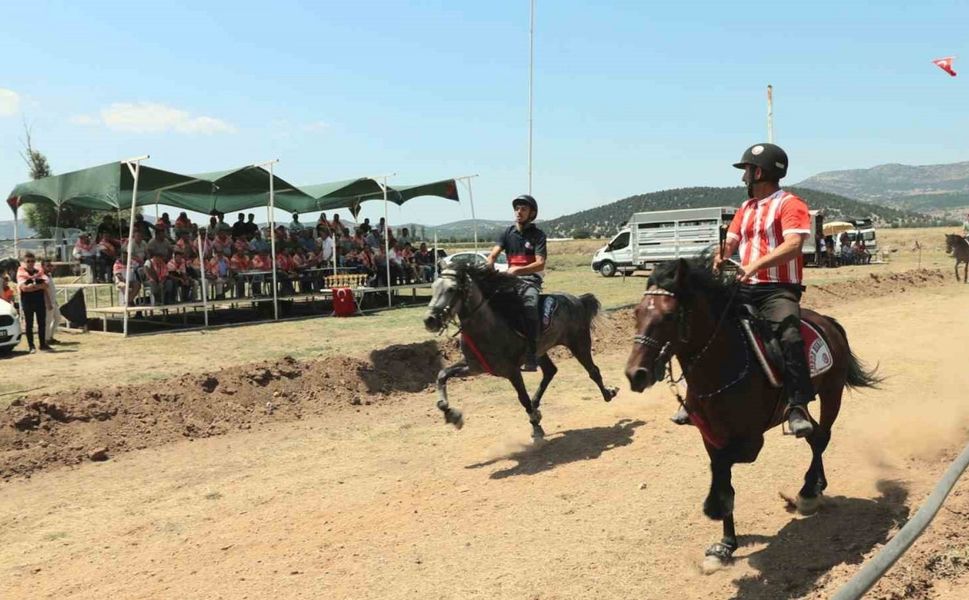 Rahvan atlar Tavas’ta pistin tozunu attırdı