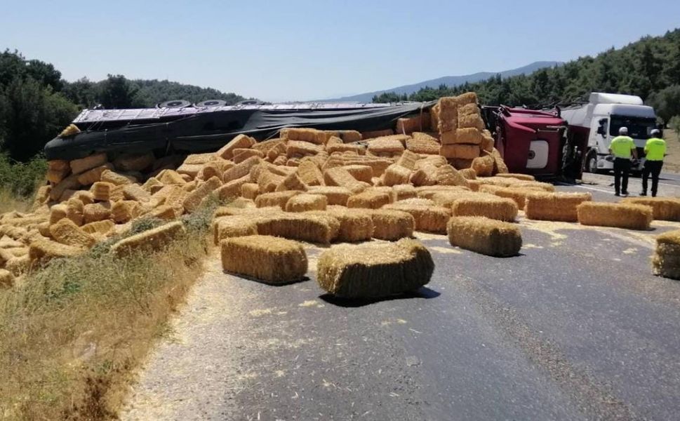 Saman yüklü tır devrildi, yol ulaşıma kapandı