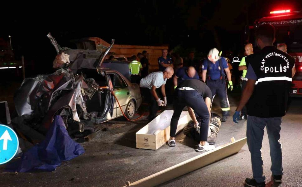 Yön tabelasına çarparak hurdaya dönen otomobilin sürücüsü öldü