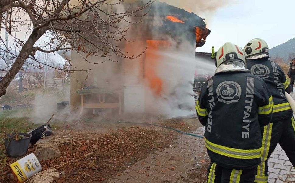 Alevlerin sardığı tek katlı işyeri kullanılamaz hale geldi