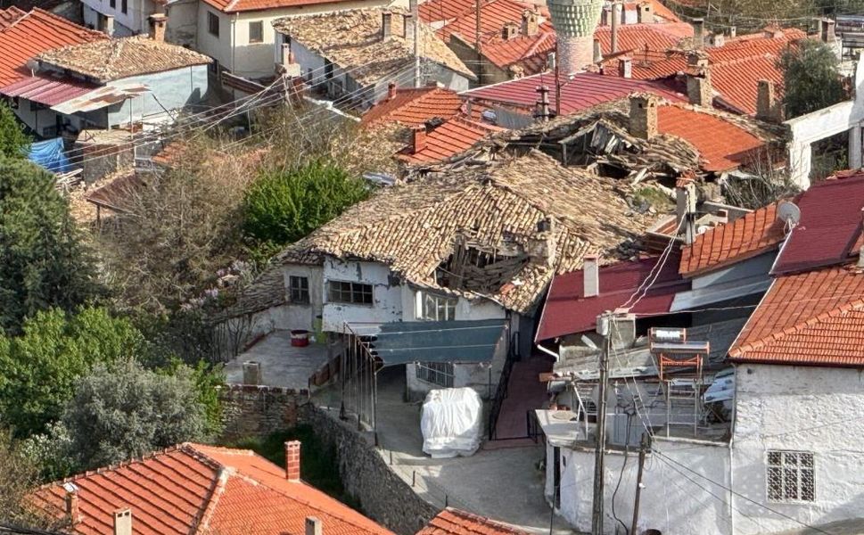 Buldan’da tarihi iki katlı ev çöktü