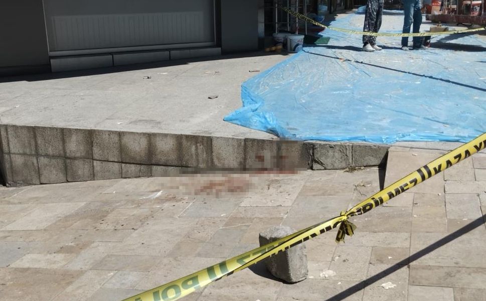 Silahla vurduğu yaralıya yerde yatarken tekme attı