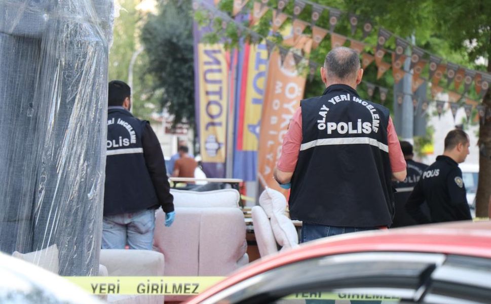 Mobilya dükkanının önündeki silahlı park kavgasında kadın müşteri yaralandı